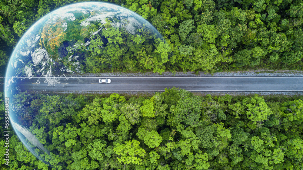 电动汽车和电动汽车为环境提供电能，电动汽车在森林道路上与地球同行