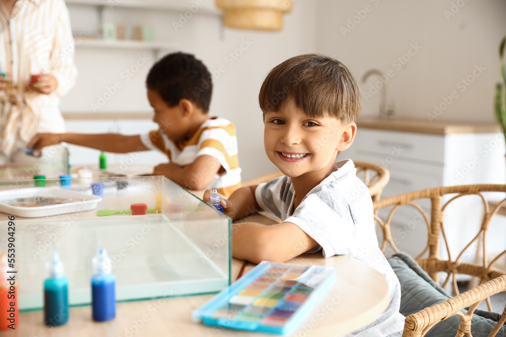 小男孩坐在Ebru绘画工作室的桌子旁