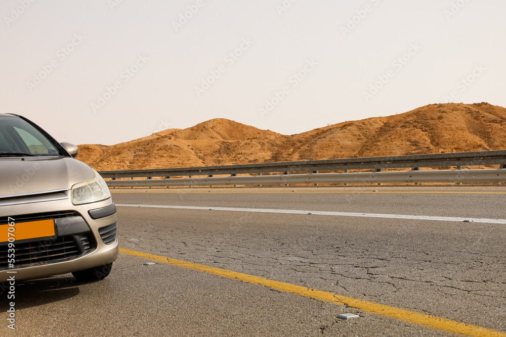 沙漠公路上的现代汽车