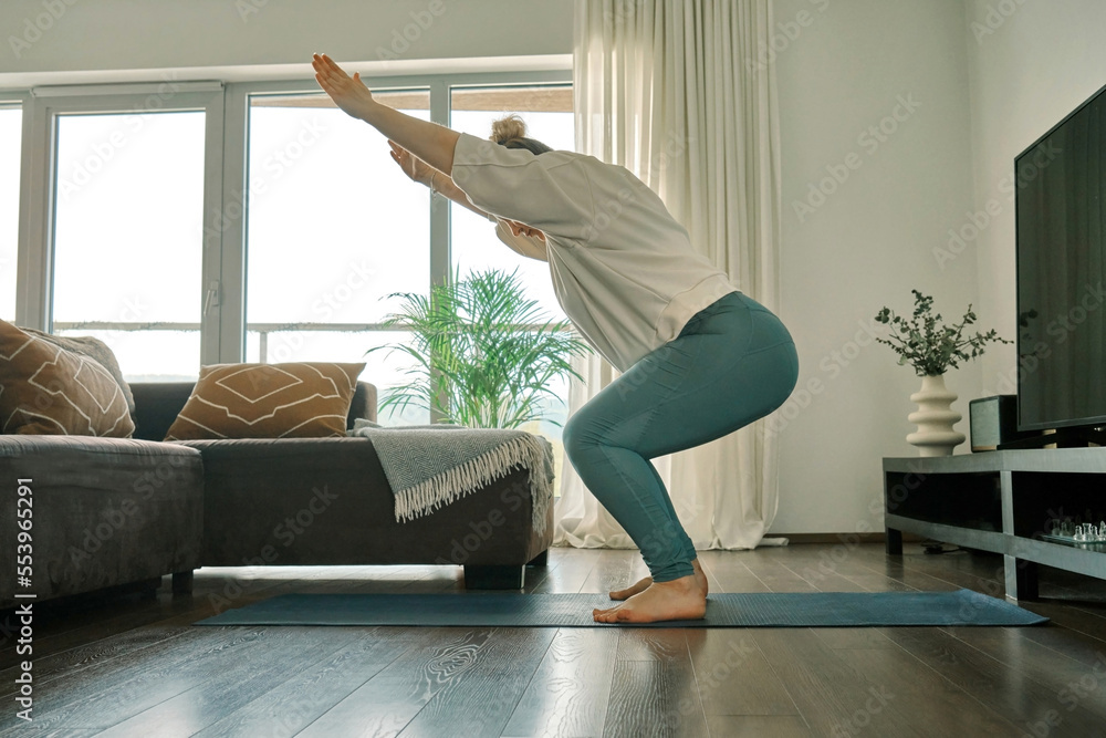 女性在家做在线瑜伽。女性trener在视频会议上教授体式。健康护理，正宗