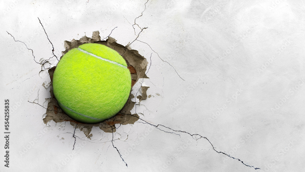 网球刺穿水泥墙。网球运动理念力量力量