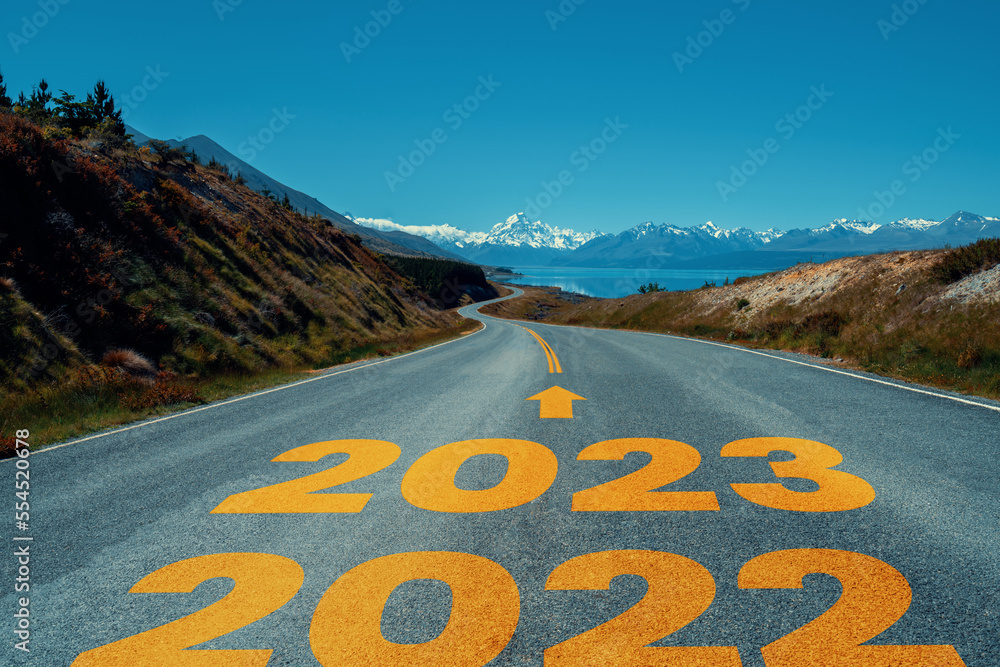 2023年新年公路旅行和未来愿景概念。公路引领自然景观