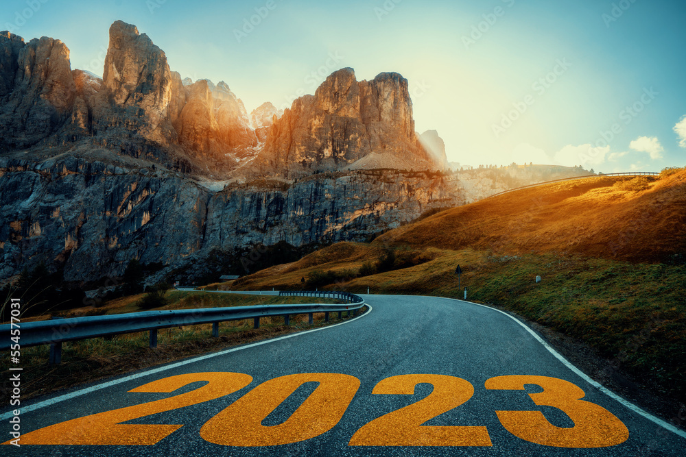 2023年新年公路旅行和未来愿景概念。公路引导的自然景观