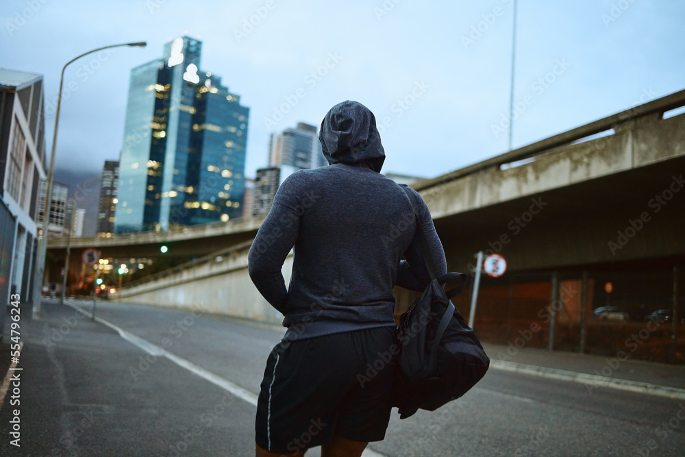 健身、跑步和城市，一名运动男子在锻炼时走在沥青路上。H