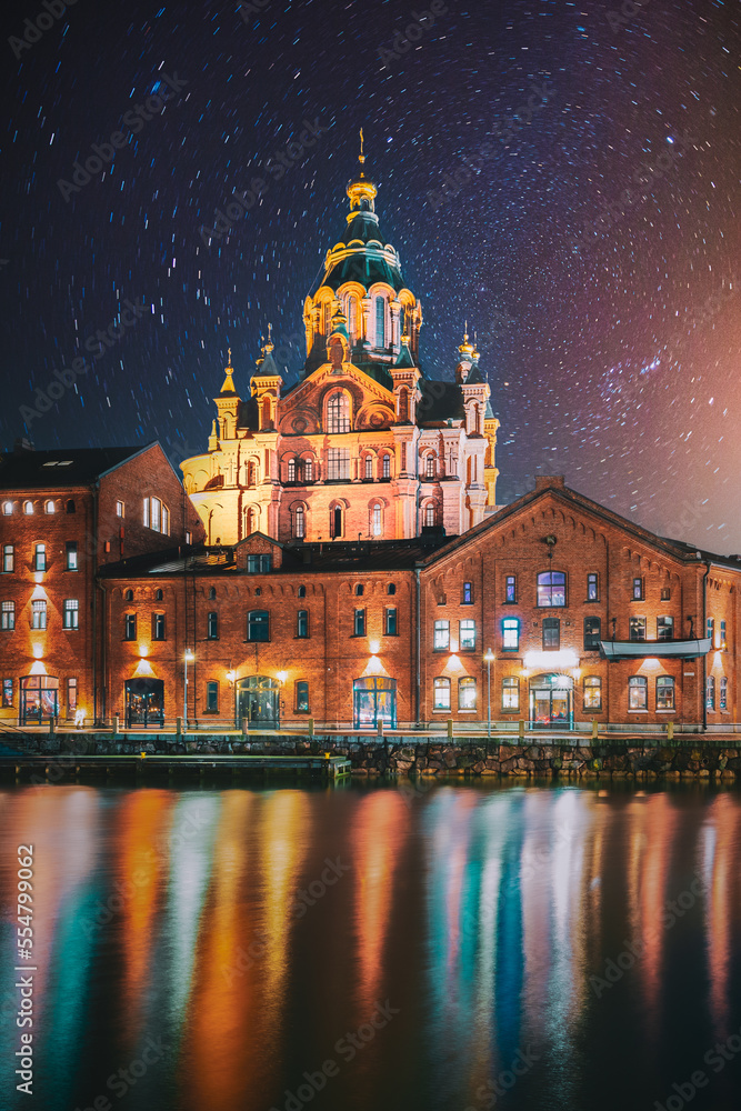 芬兰赫尔辛基。明亮的星空旋转。卡纳瓦兰塔街与乌斯彭斯基大教堂的景色