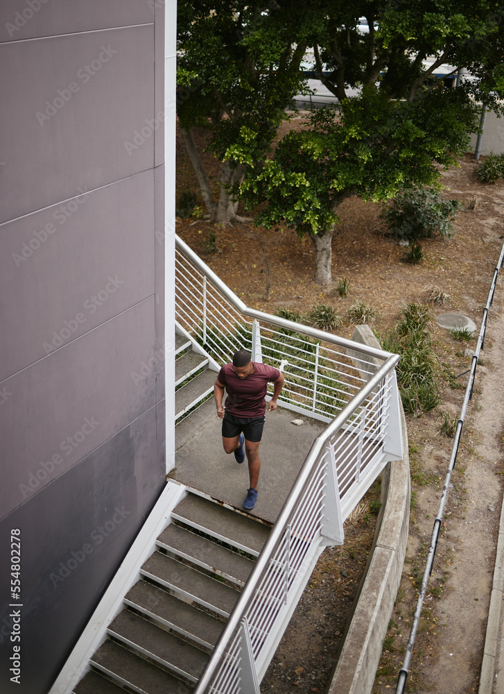 与男子一起在楼梯上跑步、健身和训练，进行运动、锻炼和有氧耐力。心态，