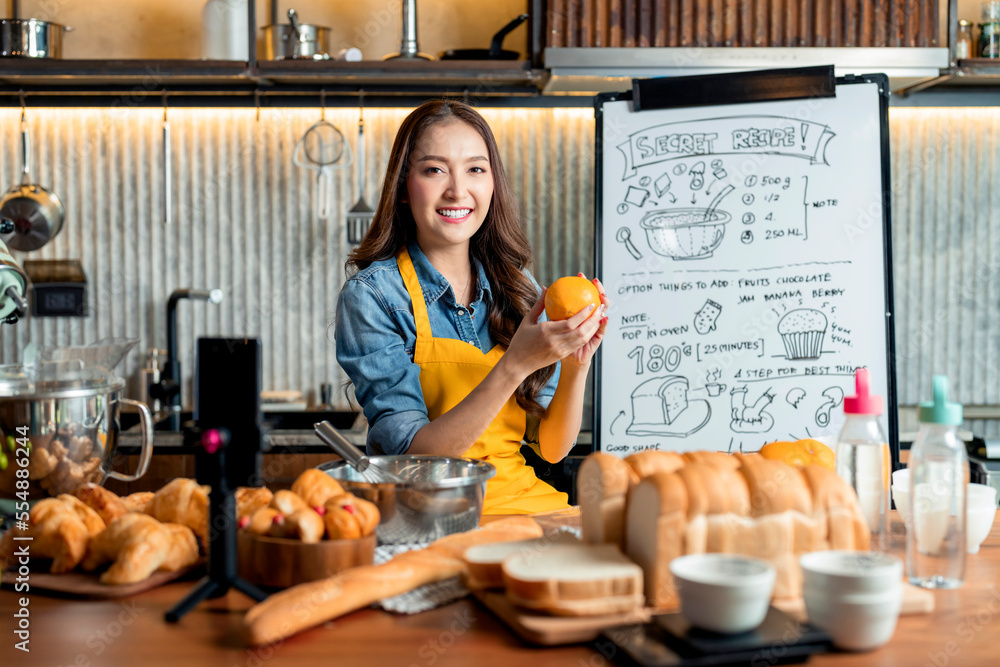 亚洲女厨师教面包配料，教烤面包。在线视频课，流媒体服务
