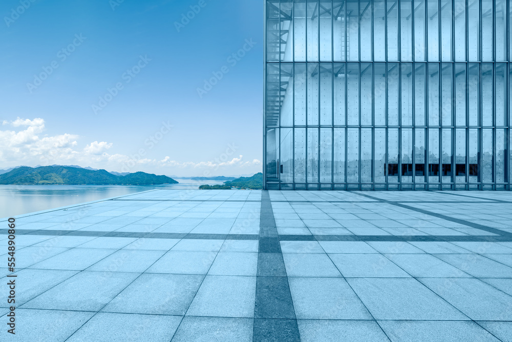 空的方形地板和带有海洋背景的玻璃墙