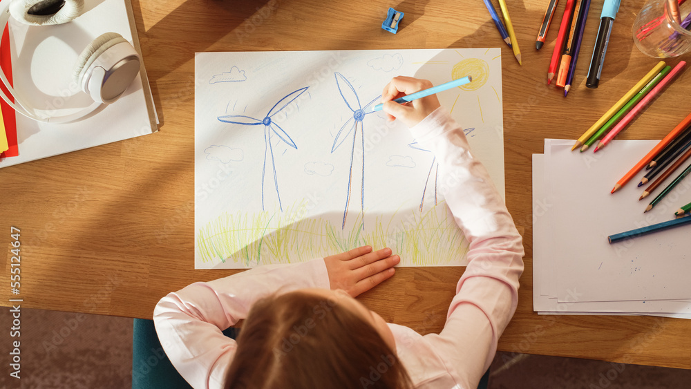 俯视图：小女孩画着漂亮的风力涡轮机，看起来像花。在阳光明媚的日子里，聪明的Tal