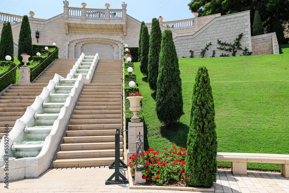 阳光明媚的日子里，带楼梯和喷泉的美丽公园景观