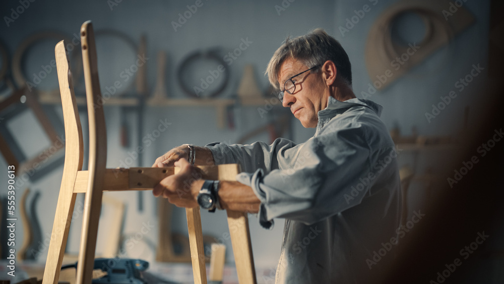 一位中年木匠组装木椅零件的特写肖像，边缘用标记