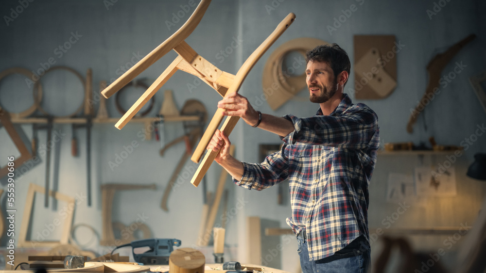 年轻天才木匠参照蓝图图像组装木椅零件。Styli
