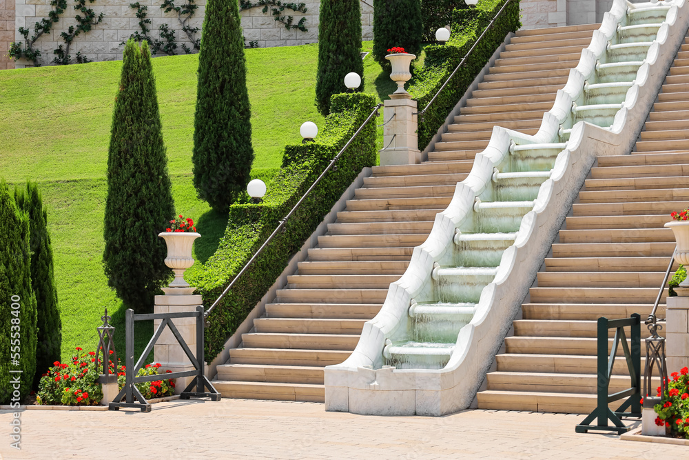 阳光明媚的日子里，带楼梯和喷泉的美丽公园景观
