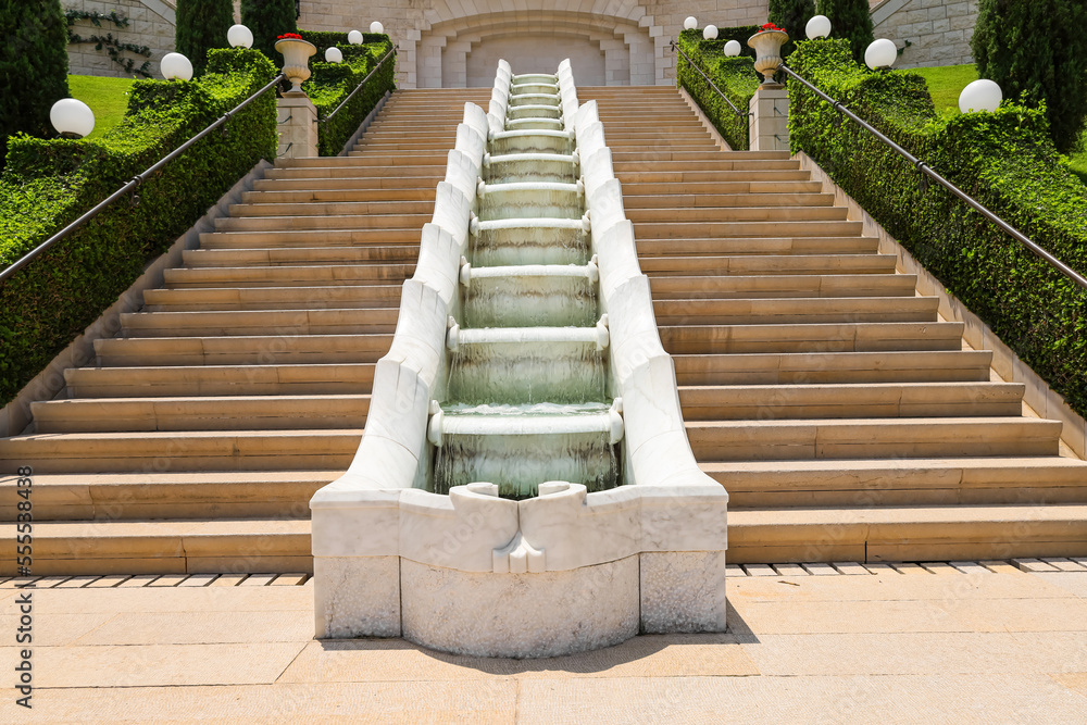公园里有大理石喷泉的大楼梯