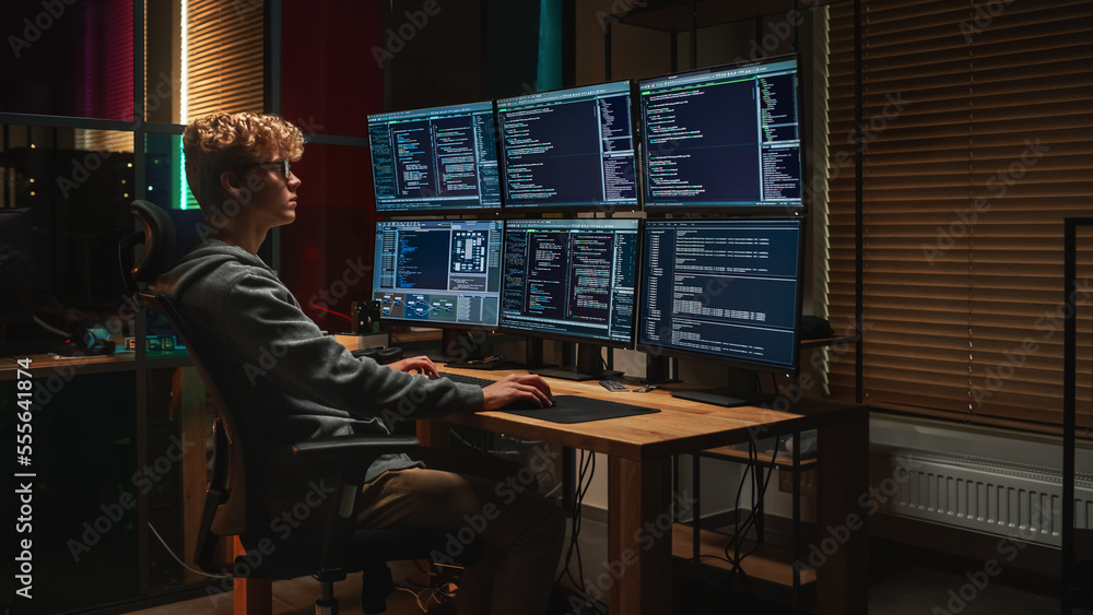 年轻的网络安全专家在台式电脑上编写代码，在D中设置专业的六个监视器