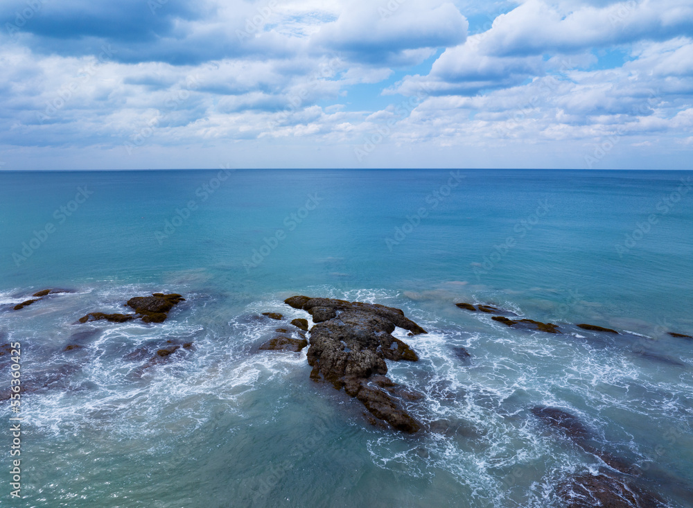 海面鸟瞰图，蓝天和水面纹理的蓝色海浪鸟瞰图
