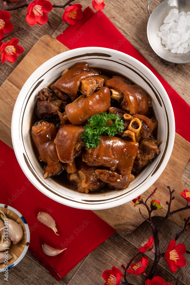中国农历新年大餐中的台湾传统食物碗里的猪关节。
