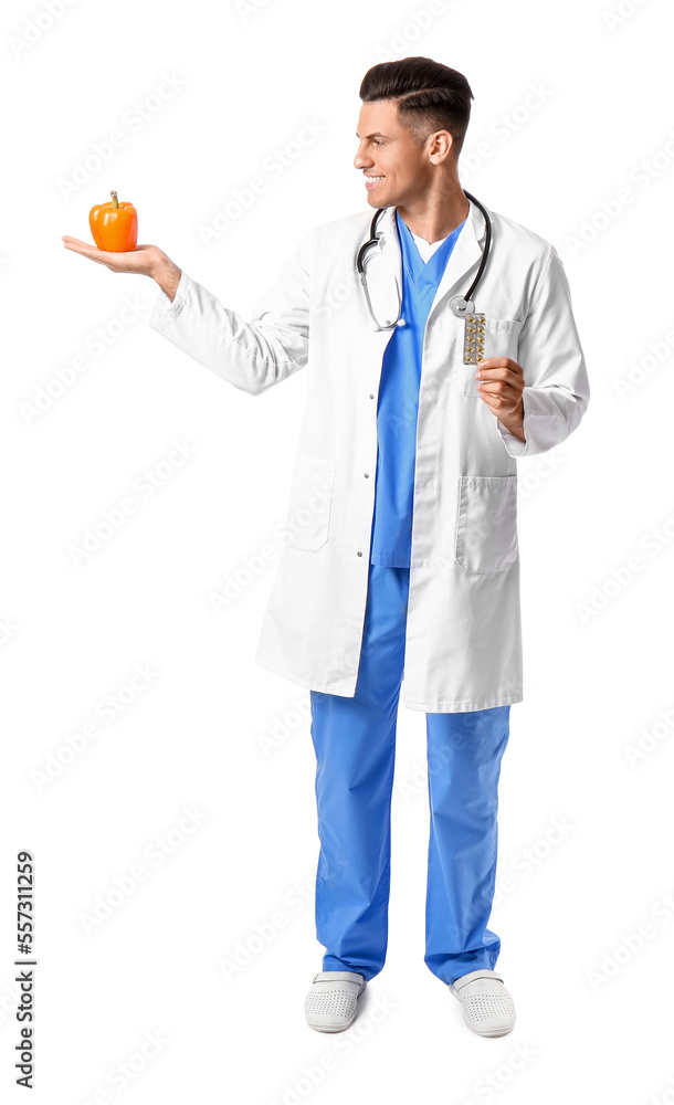 白底带维生素和甜椒的男医生