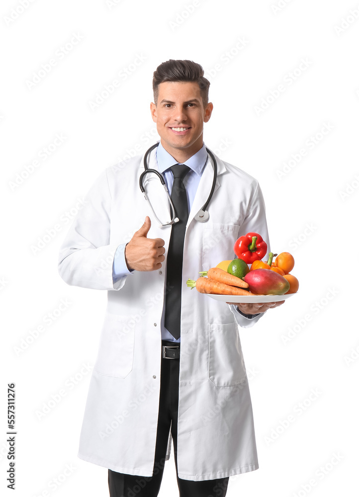 男医生拿着一盘蔬菜，白色背景上拇指朝上