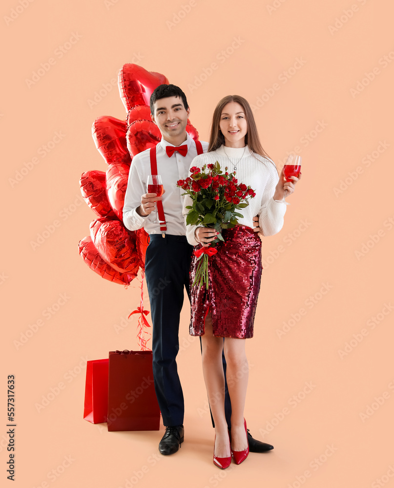 年轻情侣爱上米色背景的葡萄酒和玫瑰。情人节庆祝活动