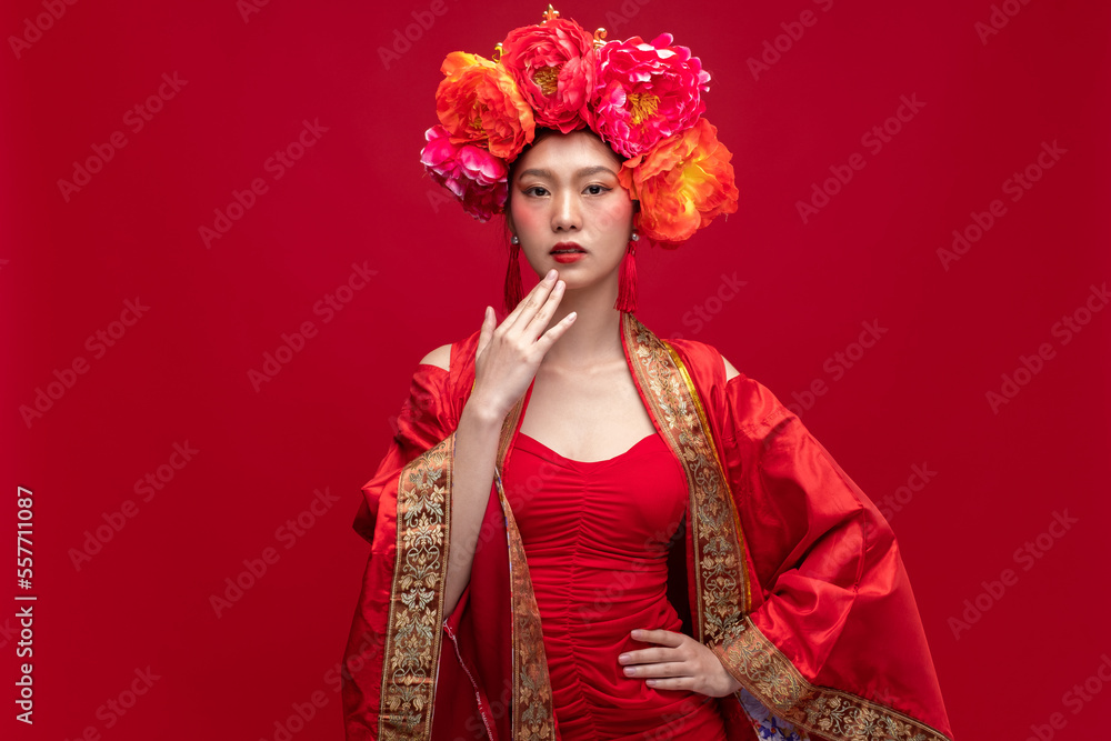 年轻的亚洲女性身穿时尚现代奇装异服，面带微笑，头戴鲜花的肖像