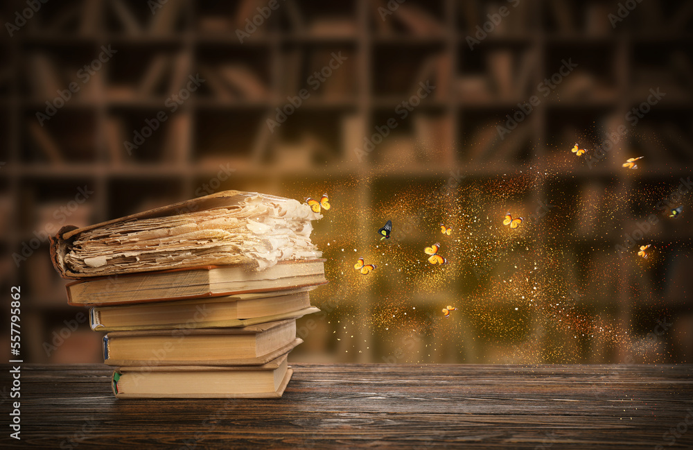 黑暗图书馆里有发光和蝴蝶飞舞的古老魔法书