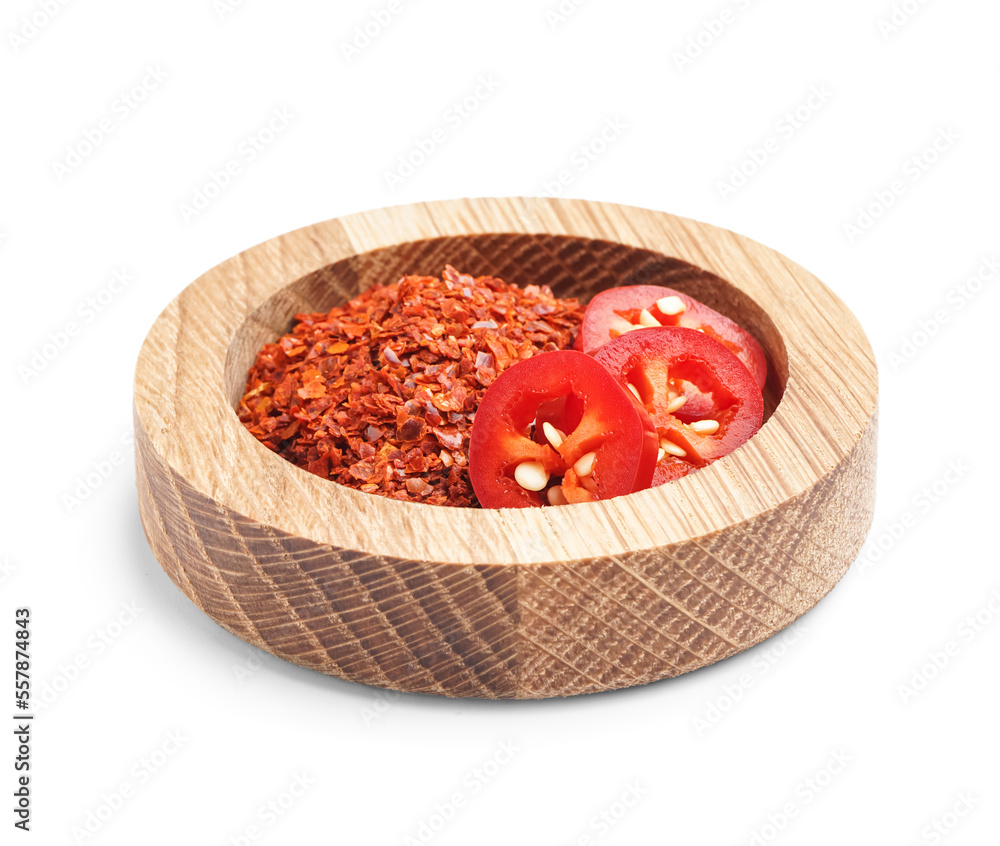 白色背景上隔离的木碗墨西哥辣条辣椒片