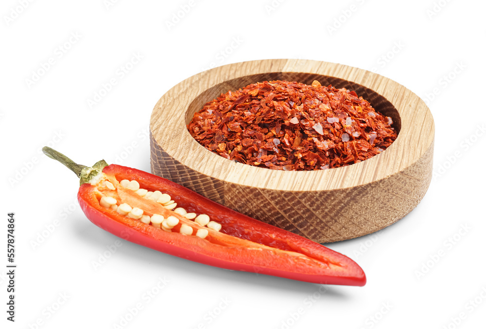 白色背景上隔离的木碗墨西哥辣条辣椒片