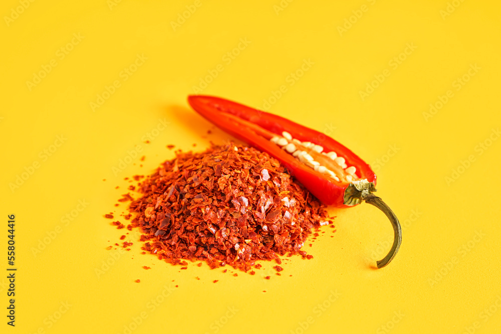 一堆彩色背景的墨西哥辣条辣椒片