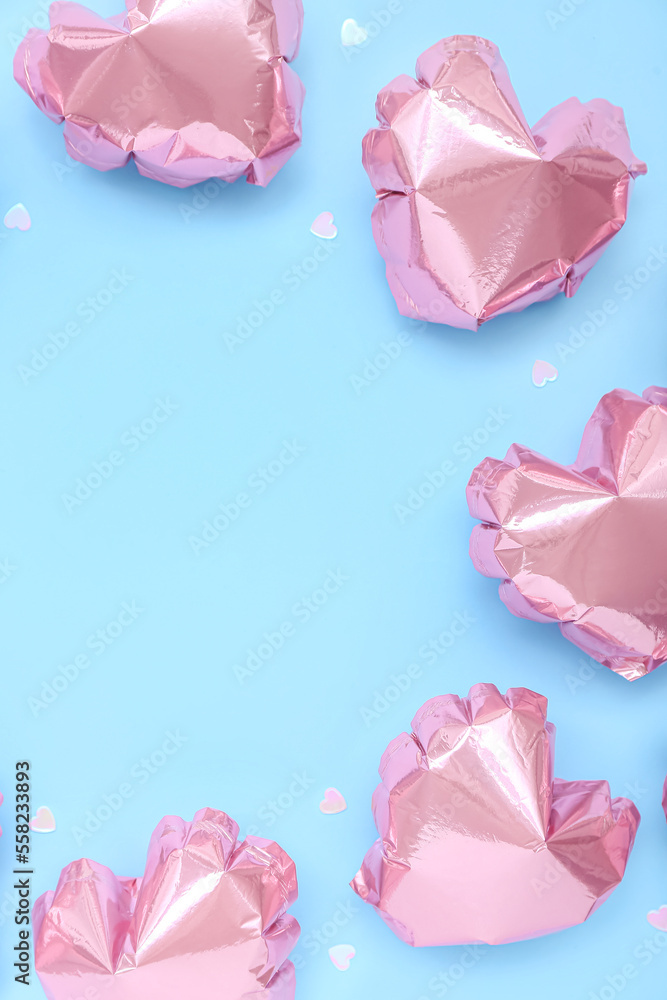 蓝色背景下的粉红色心形气球框架。情人节庆祝活动