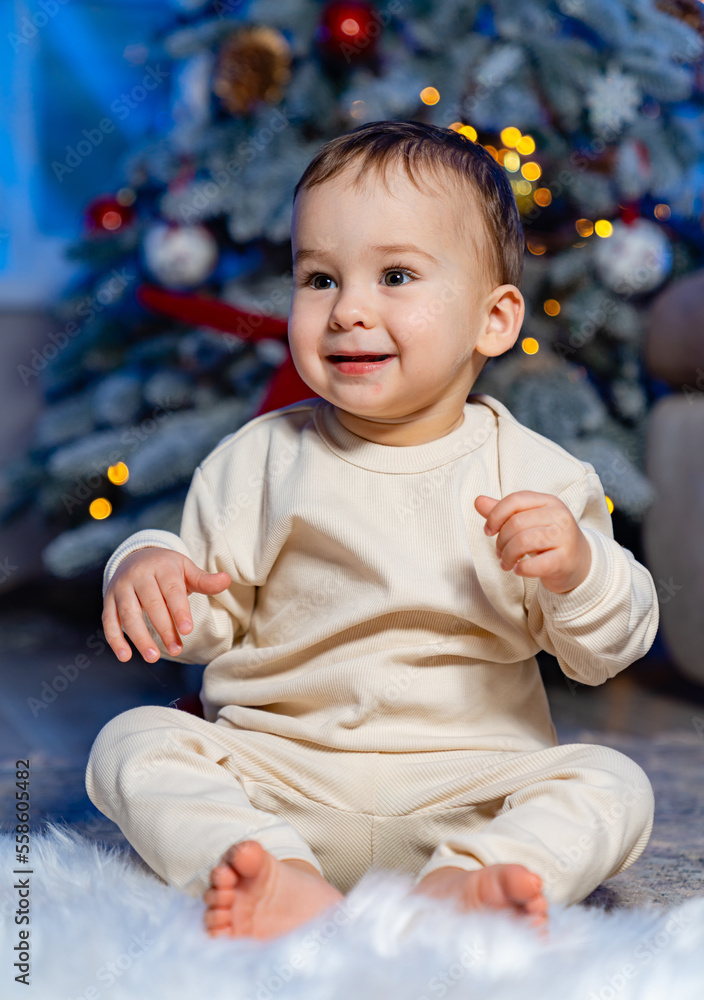 可爱的小男婴的圣诞画像。可爱的小男孩享受圣诞节。孩子庆祝