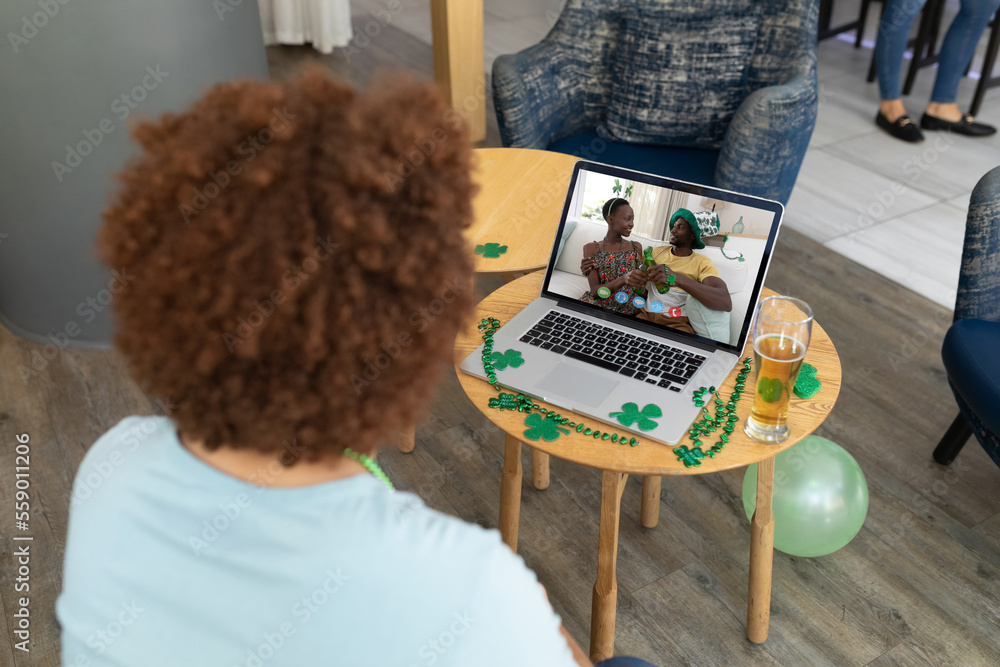 非裔美国人在酒吧用笔记本电脑开视频会议
