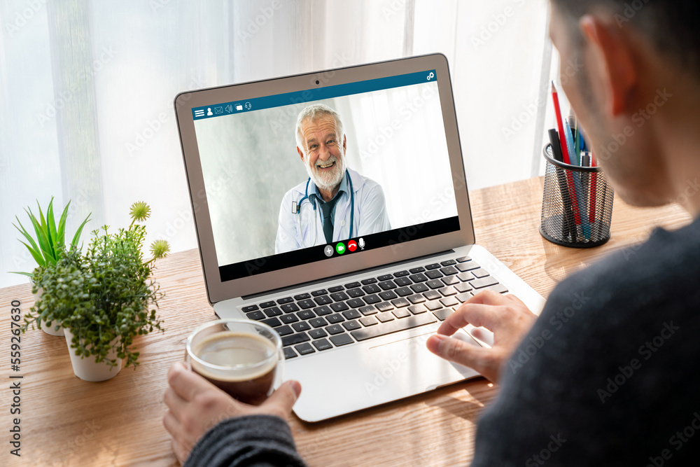 医生通过时髦的远程医疗软件应用程序在线视频通话，与患者进行虚拟会面
