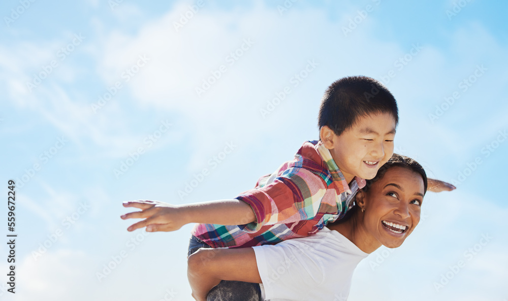 妈妈、背着孩子的飞机和孩子在天空中微笑，家庭纽带或夏天的户外度假。H