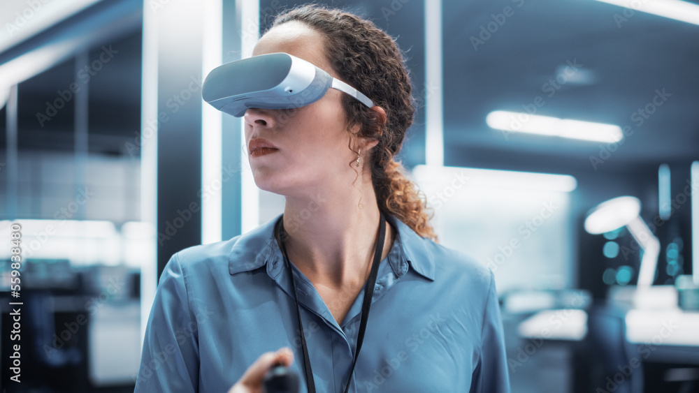 一位女工程师使用带控制器的虚拟现实耳机操作Indsutri的肖像
