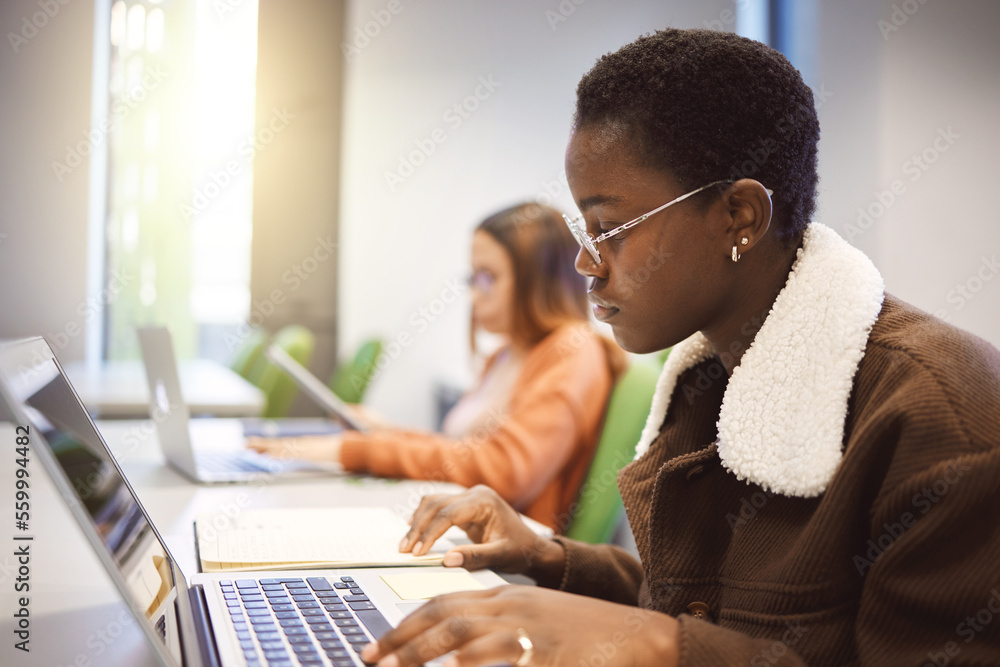 教育、黑人女性和笔记本电脑在课堂上学习、知识和学习。非裔美国人