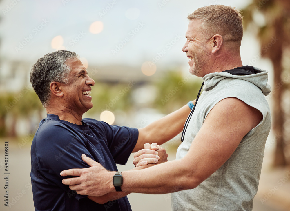 健身、握手和老年人户外锻炼的支持、责任感和感谢