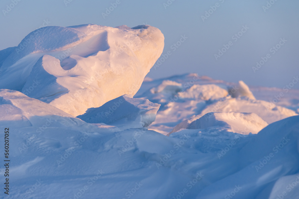 冬季北极景观。冰丘和雪堆的景色。冰冻的海面。雪co