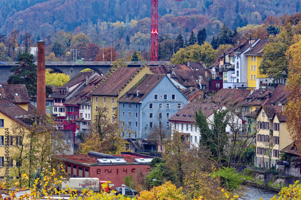 坎特巴登市美丽的秋季景观，工业区背景为桥梁