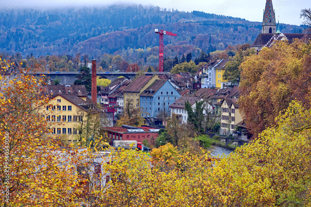 坎特巴登市美丽的秋季景观，工业区背景为桥梁