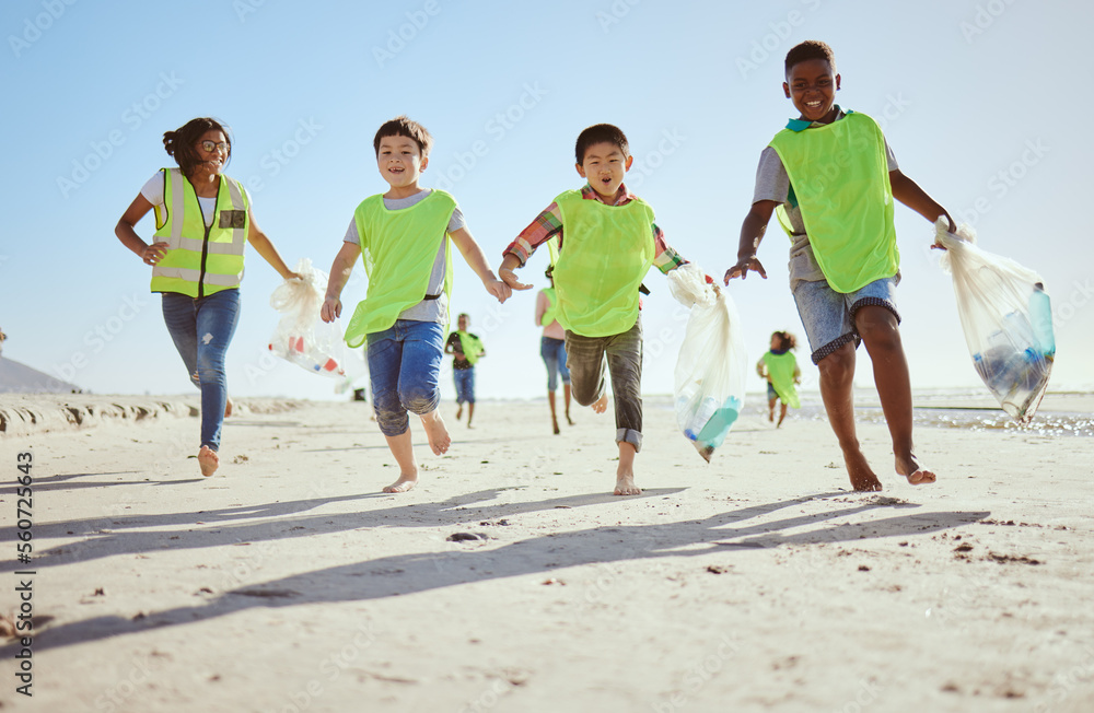 有趣的孩子，塑料袋或海滩清洁，垃圾收集或海洋清洁中的废物管理