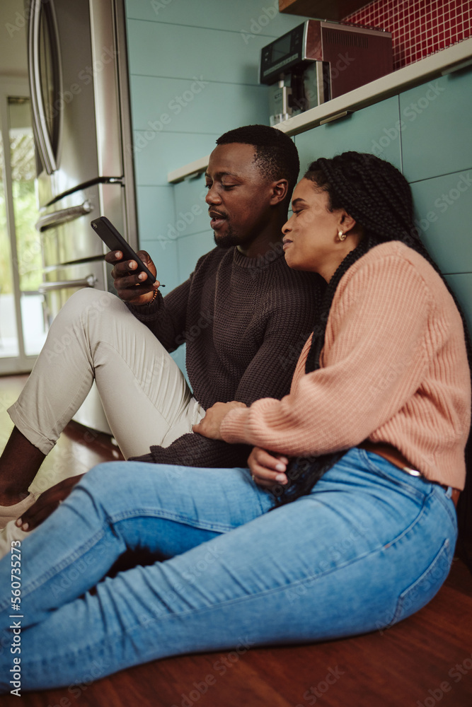 黑人夫妇，通过家庭无线网络打电话和流媒体，同时一起上网社交媒体