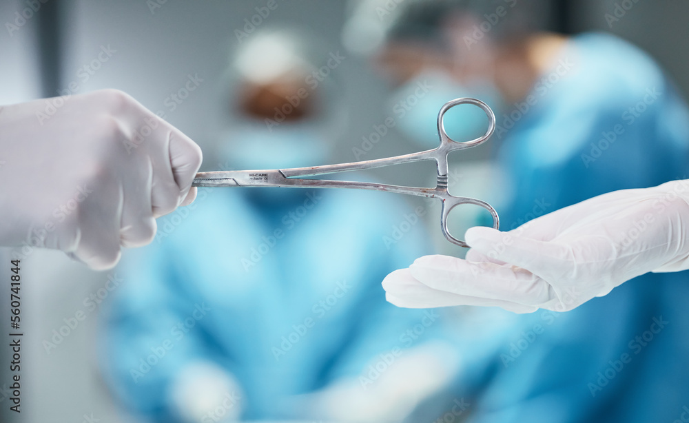 医院、手术室和医生为剧院团队合作、医疗信任和支持提供剪刀