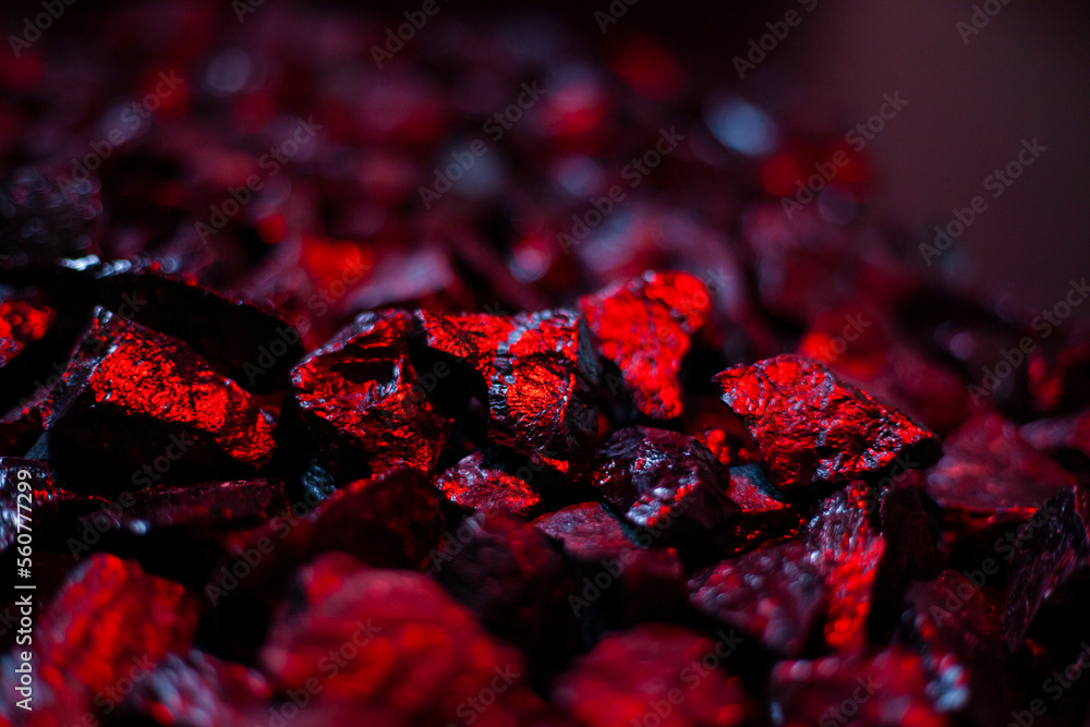 一堆天然黑煤。红色发热石。热能。煤矿背景照片。表面。主P