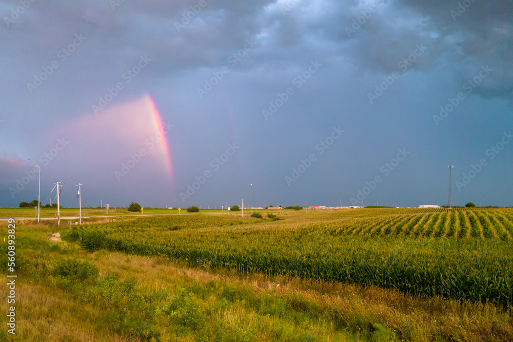 雨后景观鸟瞰图，云中彩虹