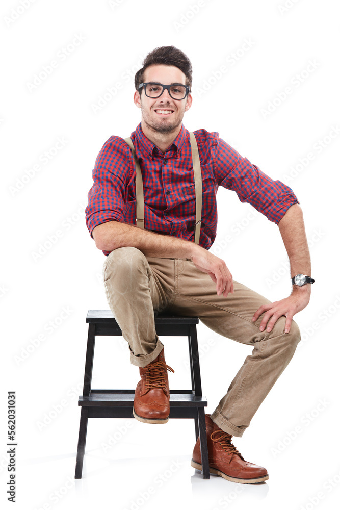 一个穿着极客服装、戴着眼镜坐在椅子上的男人的Nerd、微笑和肖像。白色背景。