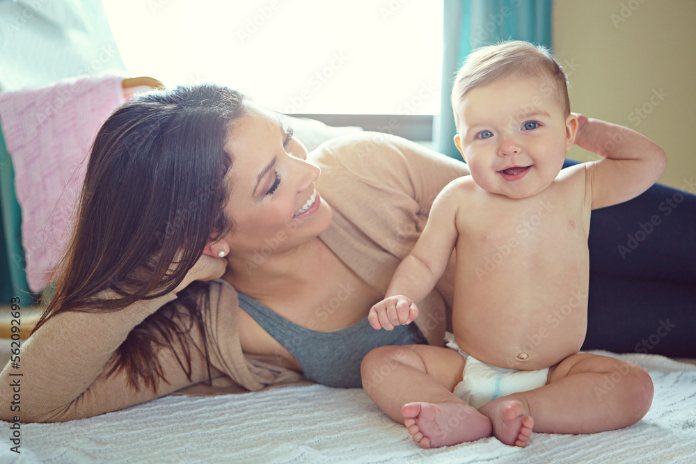 母亲、女婴或在房子或家庭住宅的卧室里建立联系，以支持信任、爱和安全