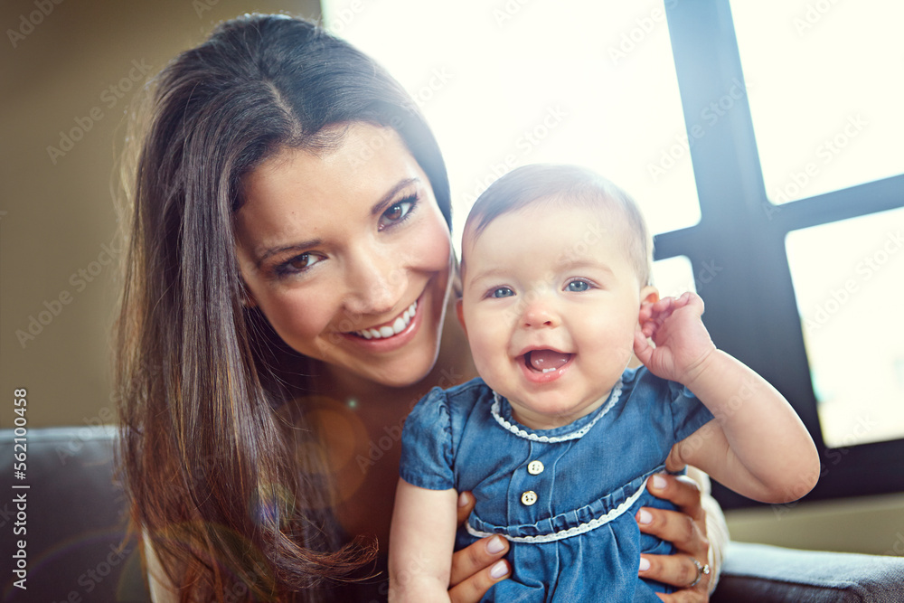 支持信托中的家庭客厅或家庭沙发中的母亲、亲密关系和女婴肖像，安全
