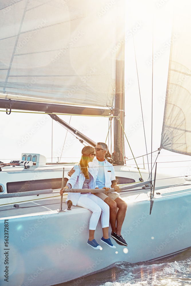 与情侣一起在游艇上放松、旅行和奢华，度过夏天，在罗马度假之旅中享受爱情和日落。Adv