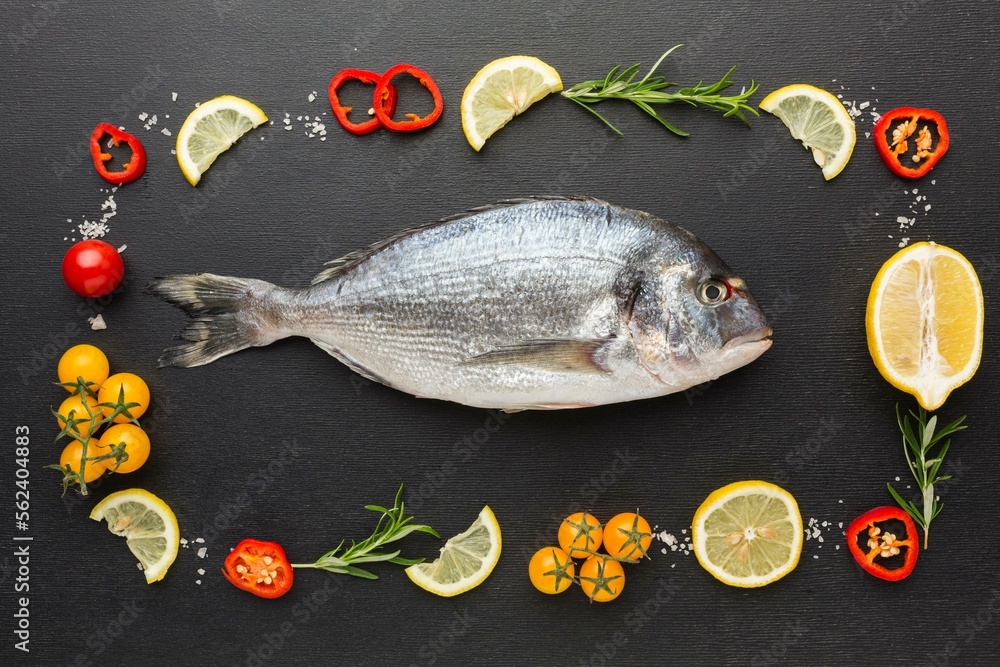 俯视图鱼类调料排列，柠檬水果和蔬菜鱼，餐厅快餐，f